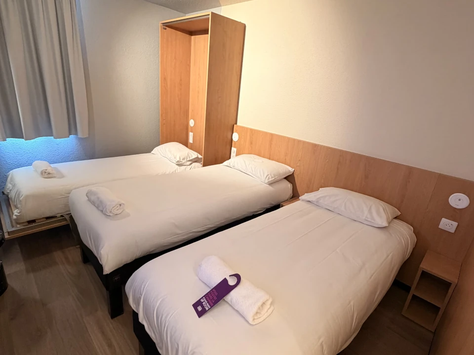 Chambre triple avec 3 lits simples