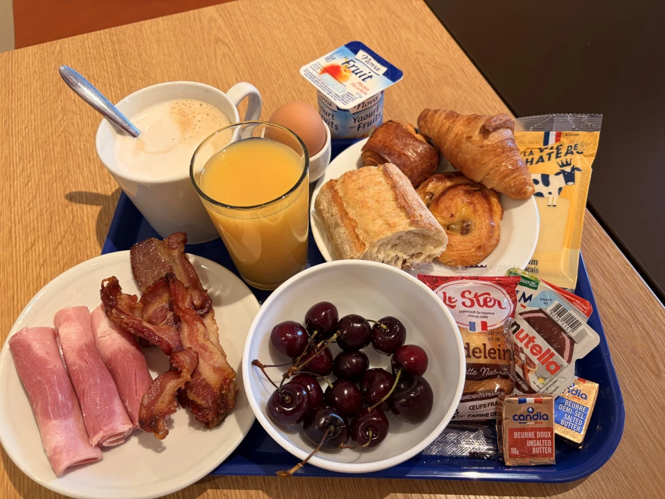 Petit-déjeuner buffet sucré à volonté, croissant, pain, pain au chocolat