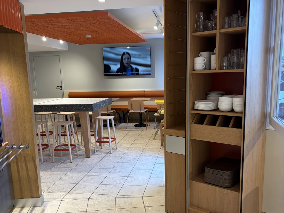 Salle du petit-déjeuner avec buffet